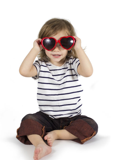 Illustration Contact - Petite fille portant des lunettes de soleil en forme de cœur